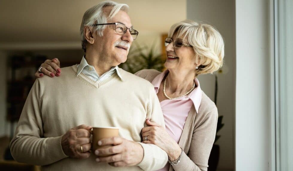 couple de seniors souriants se regardant dans les yeux
