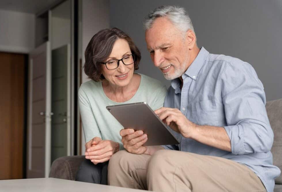 couple regardant une tablette